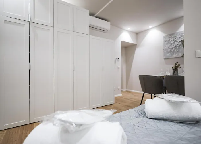 2 Bdr - Saphire, Right Near Schoenbrunn Palace Apartment *