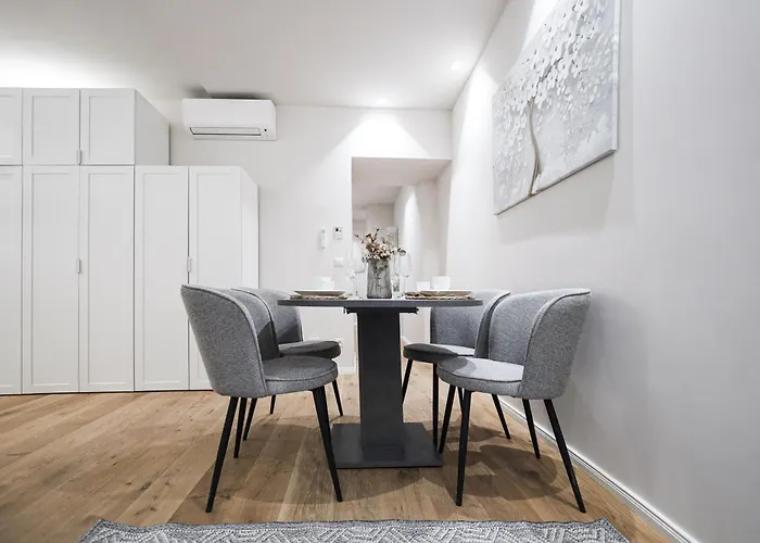 2 Bdr - Saphire, Right Near Schoenbrunn Palace