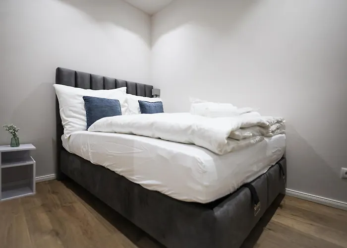 2 Bdr - Saphire, Right Near Schoenbrunn Palace Apartment