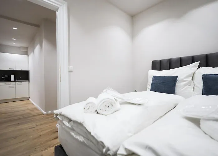 2 Bdr - Saphire, Right Near Schoenbrunn Palace