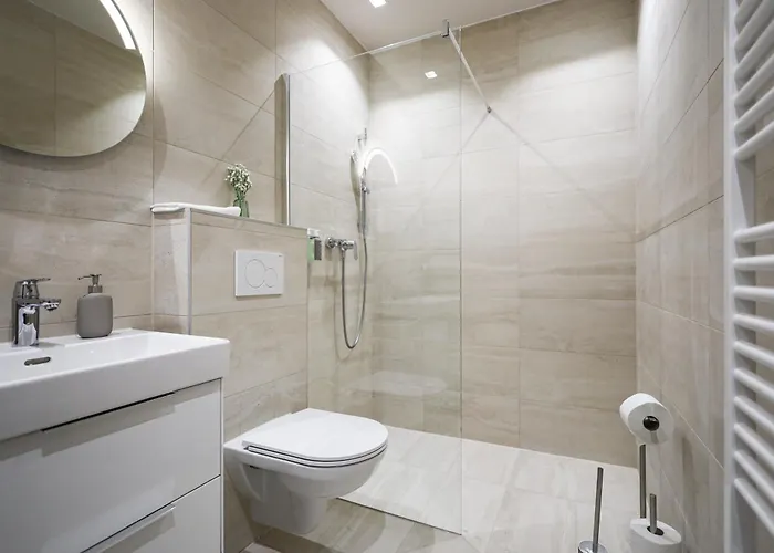2 Bdr - Saphire, Right Near Schoenbrunn Palace