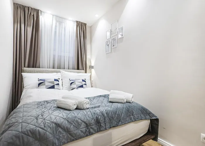 2 Bdr - Saphire, Right Near Schoenbrunn Palace Apartment *