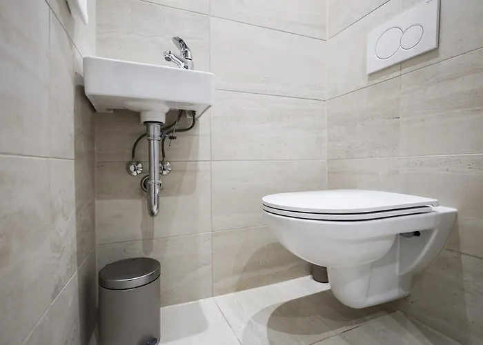 2 Bdr - Saphire, Right Near Schoenbrunn Palace