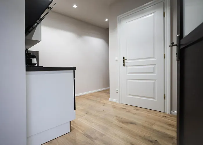 2 Bdr - Saphire, Right Near Schoenbrunn Palace *